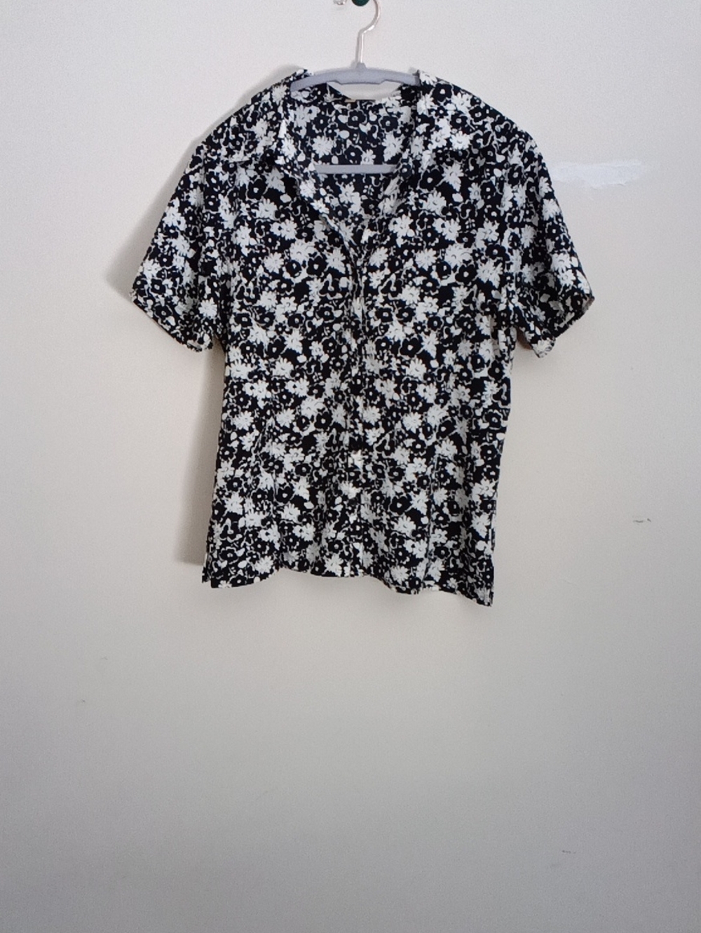 NOTATIONS Floral Button-Down Short Sleeve Top - Black & White SIZE MEDIUM - Picture 3 of 6